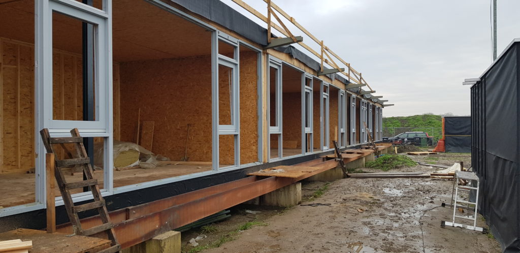 Vrijstaande nieuwbouwwoning in aanbouw, met de houtskeletbouw en kozijnen al geplaatst tijdens het huis laten bouwen met begeleiding van BBAN